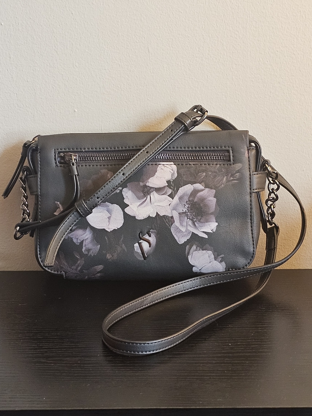 Simply Vera Vera Wang Sintra Crossbody